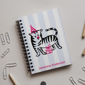 Quaderno personalizzato per bambini – Quaderno a spirale con tema tigre – Regalo con nome personalizzato – Copertina con animali divertenti – Pagine a righe 6x8” – Pronto per la scuola e il compleanno
