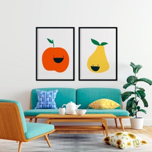 Set di stampe con mela e pera per la cameretta dei bambini. Decorazioni colorate per gli amanti delle verdure.