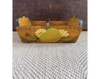 Organizador de frutas de madera vintage pintado a mano con motivos florales de estilo folclórico y arte popular.