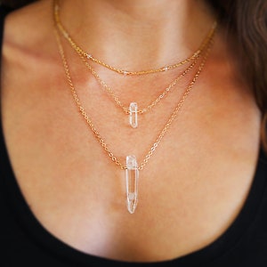 Collar de capas con puntas de cristal de cuarzo: chapado en oro, cuentas de cristal checo