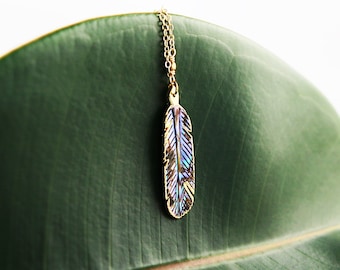 Collar con colgante de pluma de abulón dorado: latón tallado, hoja delicada