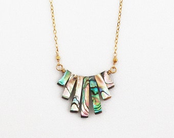 Collar largo con colgante de abanico de abulón: estilo art déco vintage