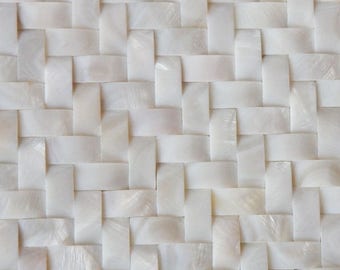 Azulejo de nácar: mosaico de conchas con tejido de cesta blanco