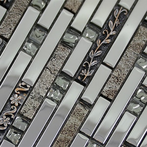 Peut inclure: Feuille de mosaïque argentée et grise avec un motif floral. Les carreaux sont disposés en quinconce.