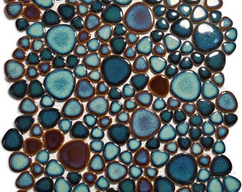 Azulejo de mosaico de guijarros azul océano profundo, hecho a mano, de cerámica costera para baño y cocina.