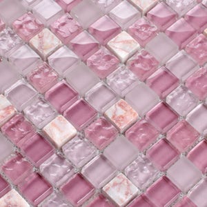 Può includere: Tessere di mosaico di vetro rosa e bianco con un motivo marmoreo. Le tessere sono disposte in un motivo diagonale.