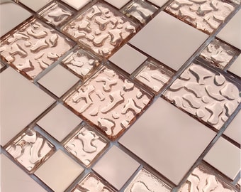 Mosaico de vidrio merálico dorado rosa con revestimiento de cobre brillante para cocina y baño.