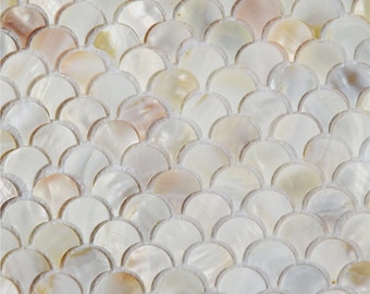Pode incluir: Azulejos de mosaico de madrepérola branca iridescente em forma de escamas de peixe.