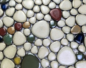 Piastrelle in mosaico di ciottoli di ceramica lucidate in stile roccia di fiume per paraschizzi, decorazione per pavimento doccia