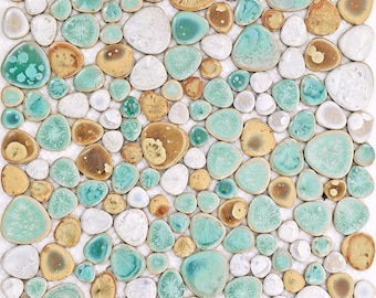 Azulejo de mosaico de guijarros costeros en color arena aguamarina con aspecto de piedra cerámica para paredes de baño y salpicaderos de cocina.