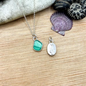 小さなシーグラスとスターリングシルバーのジンベエザメのペンダント｜リサイクルネックレス｜ワイト島