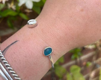 Bracciale rigido con conchiglia di ciprea in vetro marino blu / Argento sterling / Regolabile