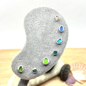 Pendiente de labio con forma de perno de vidrio marino / Pendiente de plata de ley con parte frontal roscada y parte trasera plana con vidrio de playa