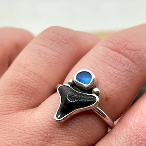 Versteende haaientandring | Gerecycled sterlingzilver | Britse maat Q1/2 Amerikaanse maat 8,5