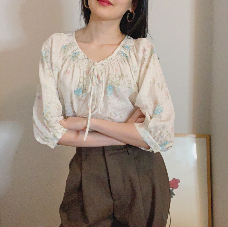 Vtg Floral Raglan Bishop Sleeves Ivory Button Top