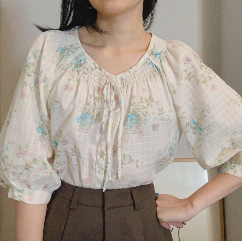 Vtg Floral Raglan Bishop Sleeves Ivory Button Top