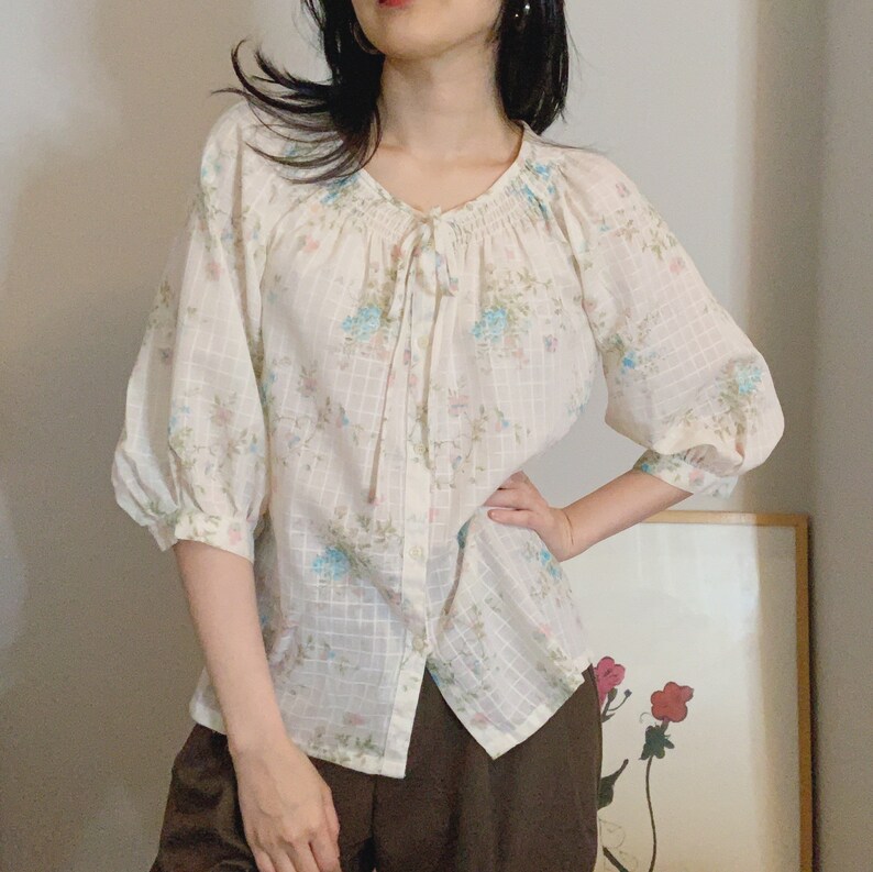 Vtg Floral Raglan Bishop Sleeves Ivory Button Top