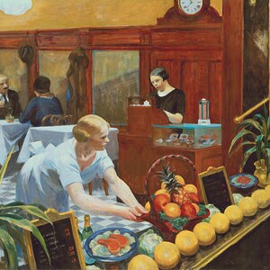 Puede incluir: Una pintura que representa el interior de un restaurante con una camarera sirviendo a un cliente. El cliente está sentado en una mesa con un mantel blanco. La camarera lleva una cesta de fruta, incluyendo naranjas, limones y una piña. El restaurante tiene un mostrador de madera y un reloj en la pared.