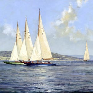 Könnte beinhalten: Ein Gemälde von Segelbooten auf dem Wasser unter blauem Himmel mit Wolken. Drei Segelboote sind eng beieinander, mit weißen Segeln und blauen Rümpfen. Ein viertes Segelboot ist weiter entfernt. Das Wasser ist tiefblau.