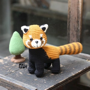 レッサーパンダの編みぐるみパターン。レッサーパンダのユキコの編みぐるみ。ぬいぐるみのDIYギフト。