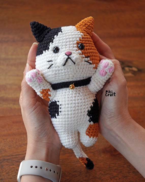 三毛猫の足を上げる編みぐるみ編み図（中級レベル）（デジタル