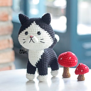 Modèle de chaton au crochet Amigurumi. Motif amigurumi Muffin le chat smoking. Adorables motifs amigurumi au crochet de chat debout.