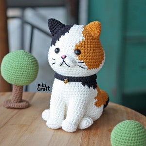 Calico Cat Sitting Crochet Pattern – Amigurumi Cat PDF – Multilingual (En, Fr, De, Es) Instructions. (Crochet level: intermediate and above)