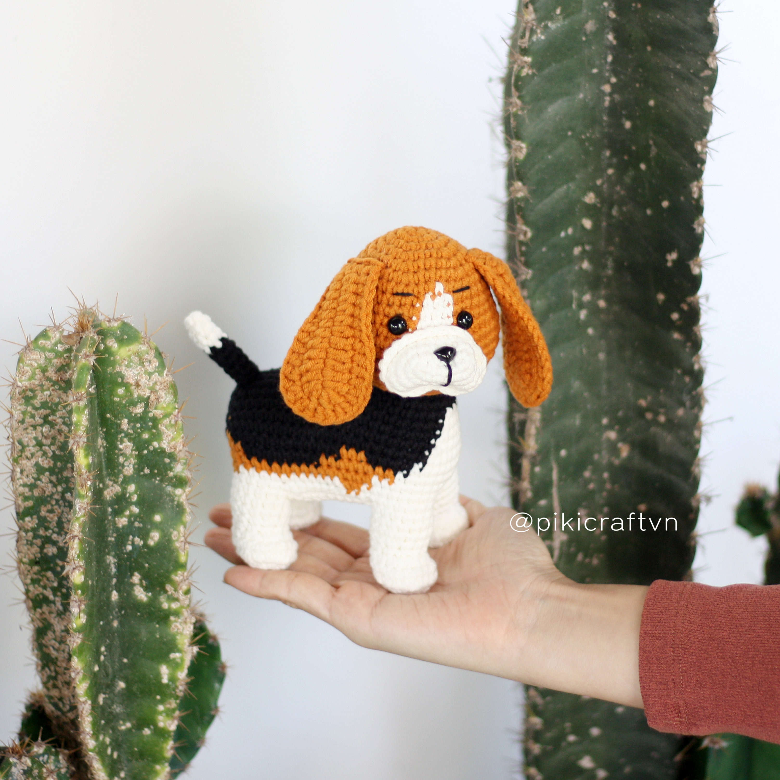HOMQYTE Handmade Crochet Beagle Plush Doll With Affirmation Card - Positive Gift For Dog Lovers, Women, Collectors