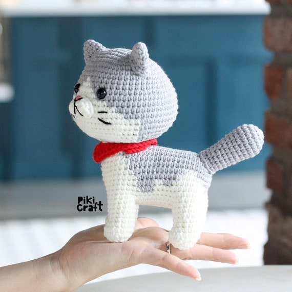 編みぐるみ二色猫かぎ針編みパターン：立っている猫と座っている猫