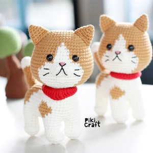 Golden Cat Standing Crochet Pattern – Amigurumi Cat PDF – Multilingual (En, Fr, De, Es) Instructions.