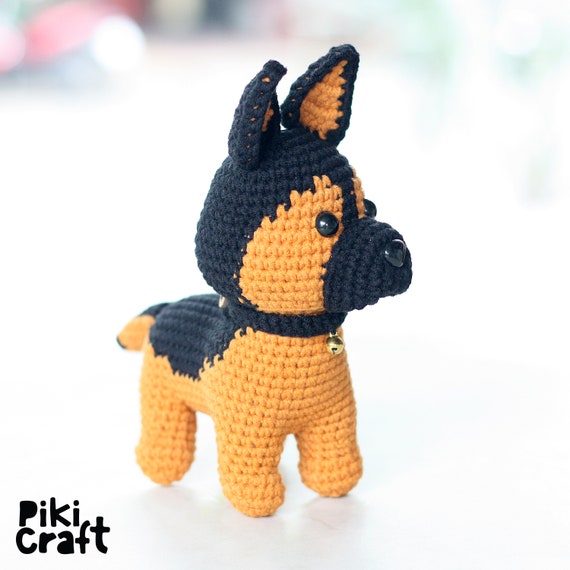 かぎ針編みのジャーマンシェパードの子犬のパターン：あみぐるみ犬