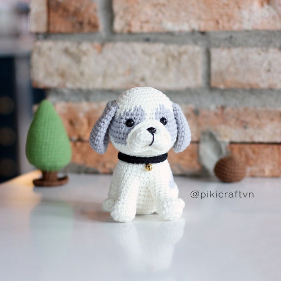 2 in 1 かぎ針編みの犬のあみぐるみパターン PDF。座っている 2 in 1 かぎ針編みの犬のあみぐるみパターン PDF。座っている