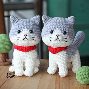 2in1バイカラー猫の編みぐるみパターン。立ったり座ったりの猫の編みぐるみ。ぬいぐるみのDIYギフト。