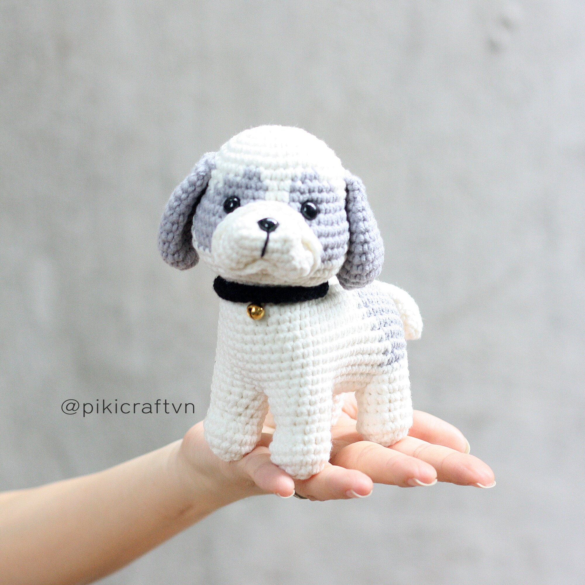 2 in 1 シーズーの編みぐるみ犬パターン（PDF）。座っている子犬