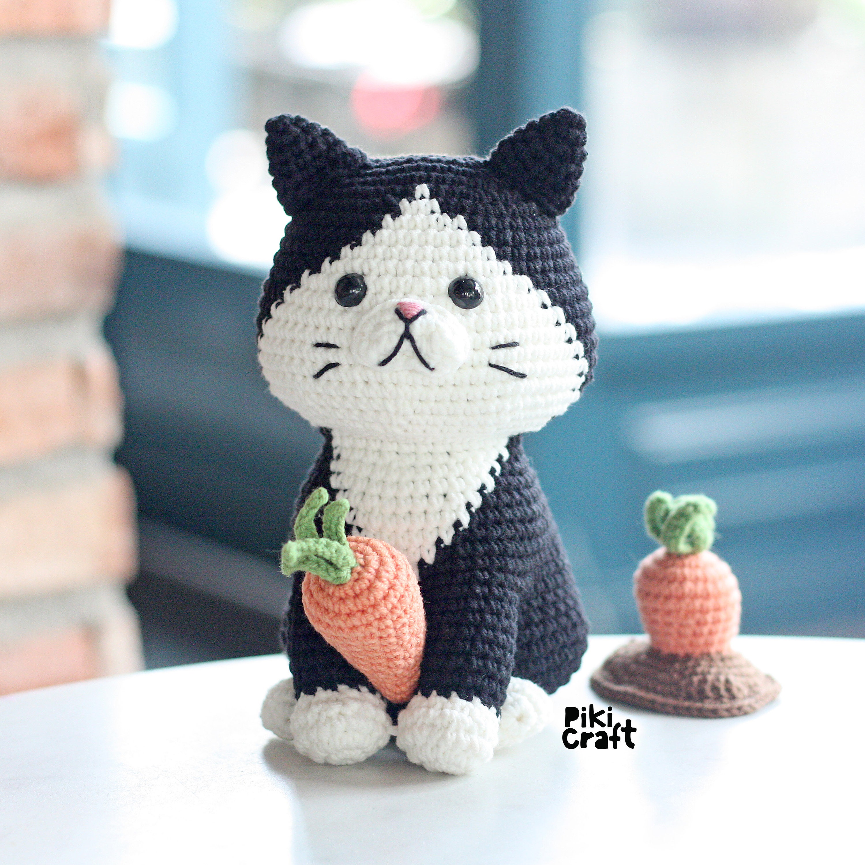 かぎ針編みの子猫のパターン：タキシード猫のナツメグの編みぐるみ