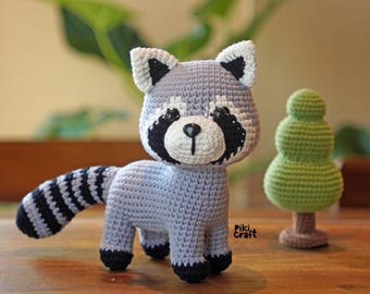 アライグマの立ち姿の編みぐるみかぎ針編みパターン（デジタルダウンロード）