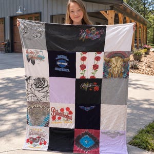 Könnte beinhalten: Eine Patchwork-Decke aus verschiedenen Harley-Davidson T-Shirt-Stoffstücken. Die Decke zeigt diverse grafische Drucke, darunter Rosen, Totenköpfe, Motorradmotive sowie Schriftzüge wie Daytona Beach, Biketoberfest und Harley-Davidson Logos.