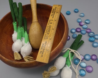 All Natural Wool Felt Food - Spring Green Onion - Vegetable - Pretend Play Kitchen - Decoration - White - Small - Handmade - Soft - Sewn