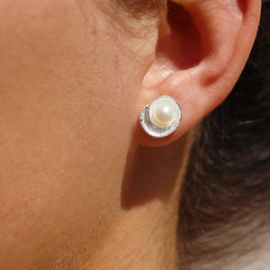 Cadeau fête des mères Boucles d'oreille puce rosace en argent massif 925 et perle d'eau douce blanche nacrée image 1