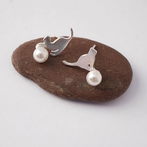 Boucles d'oreille chats argent 925 - chats joueurs et perles d'eau douce - clou d'oreille argent mignon - puce d'oreille chat