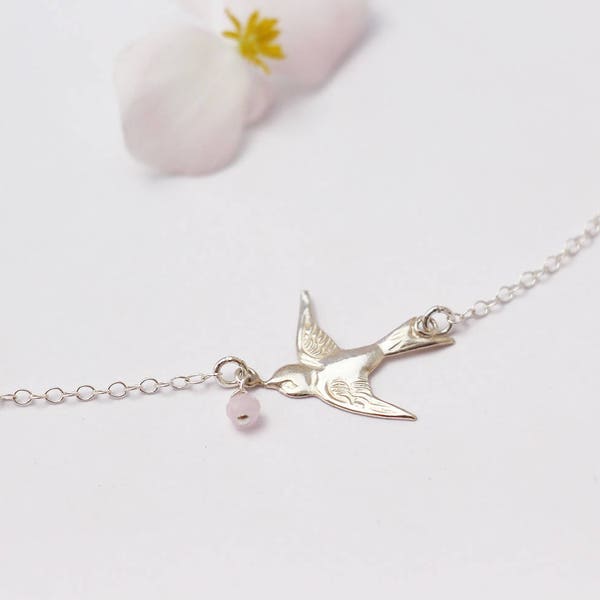 Cadeau fête des mères - Collier oiseau hirondelle - Collier chaîne fine argent massif 925 - cristaux de verre rose pastel - bijou élégant