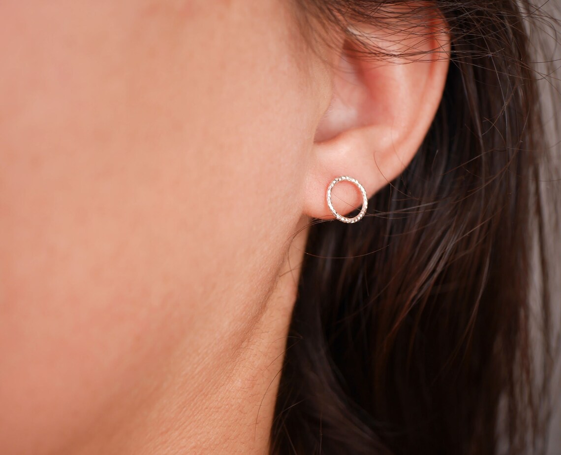 Un logo pour une oreille avec un cercle au milieu | Vecteur Premium