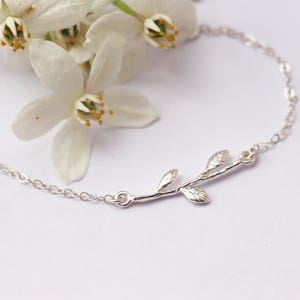 Cadeau fête des mères Bracelet branche avec feuilles bracelet en argent massif 925 bracelet fin et élégant bijoux demoiselle d'honneur image 4