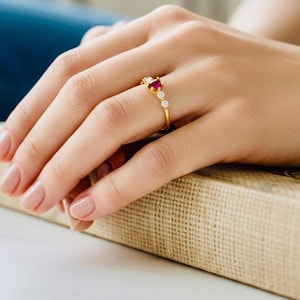 Anello placcato oro 14K - Regolabile - Rubino rosso - Cristalli trasparenti - Minimalista - Delicato - Pietra rossa - Oro - Sottile