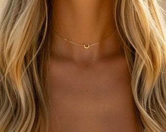 Collier choker ras du cou - Mini croissant de lune - Plaqué or - Martelé - Bijoux boho - Bohème-chic - Collier court - Minimaliste -