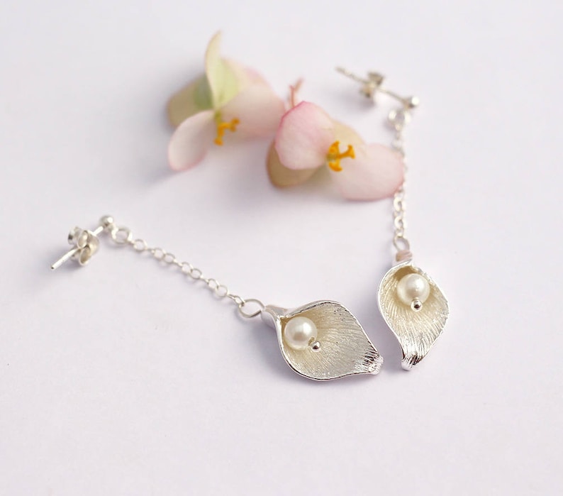 Boucles d'oreille fleur Arum en argent massif 925, perle d'eau douce blanche image 1
