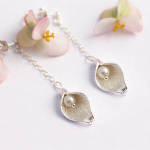 Arum bloem oorbellen in 925 sterling zilver, Pearl White zoetwater afbeelding 4