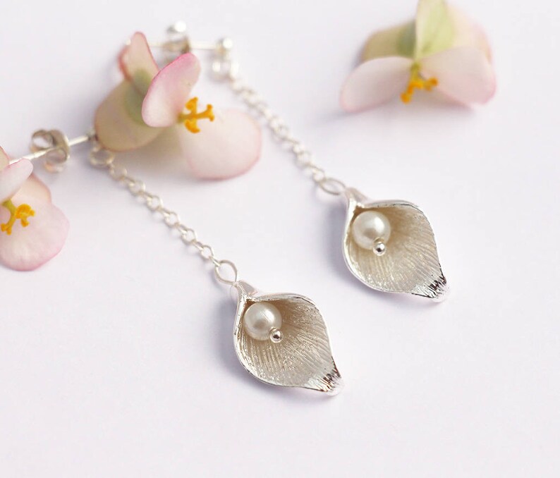 Boucles d'oreille fleur Arum en argent massif 925, perle d'eau douce blanche image 4