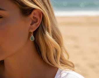 Vergulde oorbellen met mintkleurige steen - Teal sieraden - Goud en groen - Edelsteen sieraden - Mint - Elegante sieraden - Druppelvormig