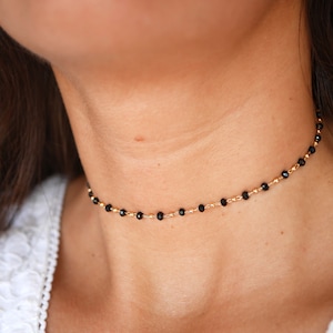 Collier choker ras du cou Chaine Chapelet Choker plaqué or ras de cou doré collier court perles noires Choker doré et noir image 1